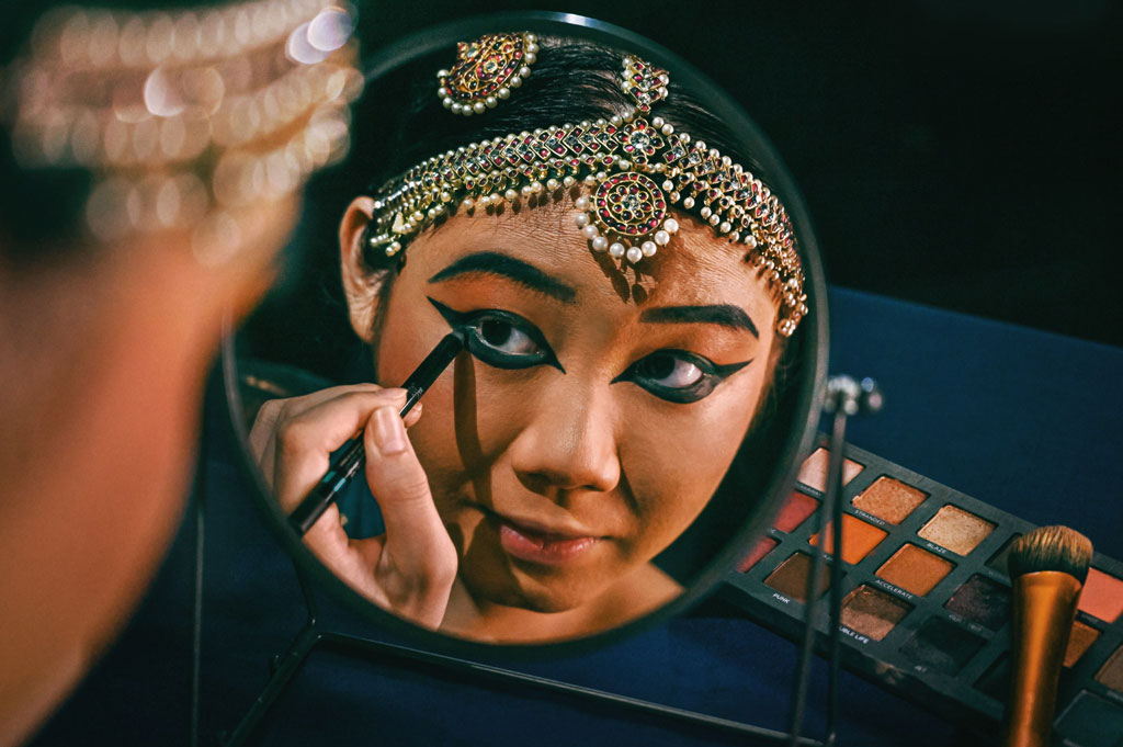 Bharatanatyam dancers wear bold, colourful make-up for their performances. As her facial features are different from her fellow Indian dancers, Mei Fei had to figure out the right way to accentuate her eyes, cheeks and lips.