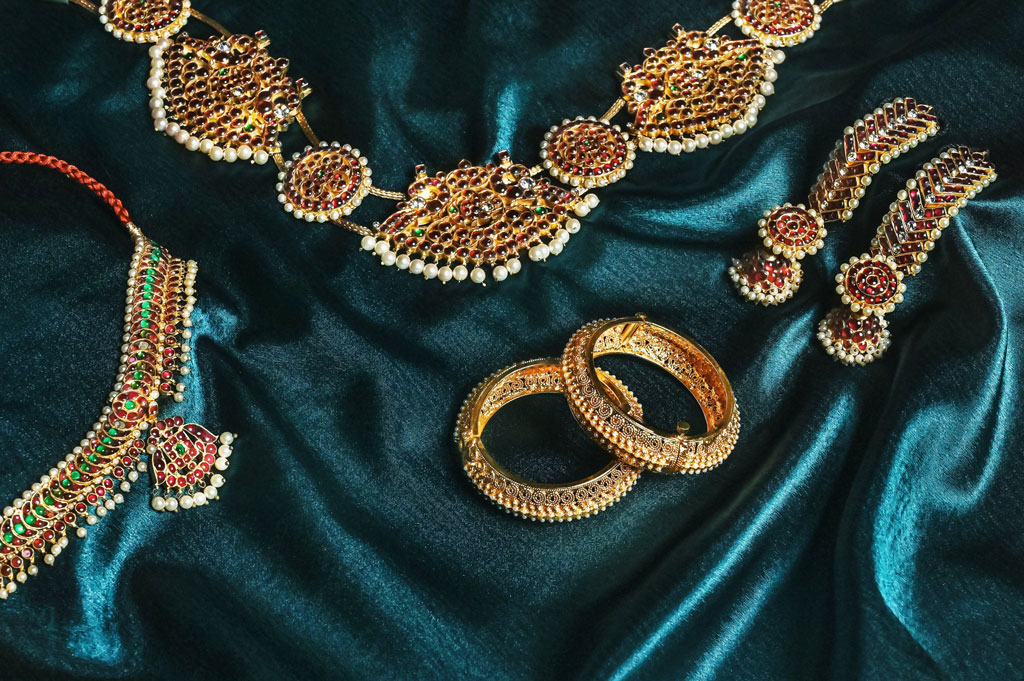 A dancer’s performance outfit is incomplete without jewellery. She adorns herself with an array of pieces such as necklaces, a belt, dangly earrings, bangles, head pieces, and anklets.
