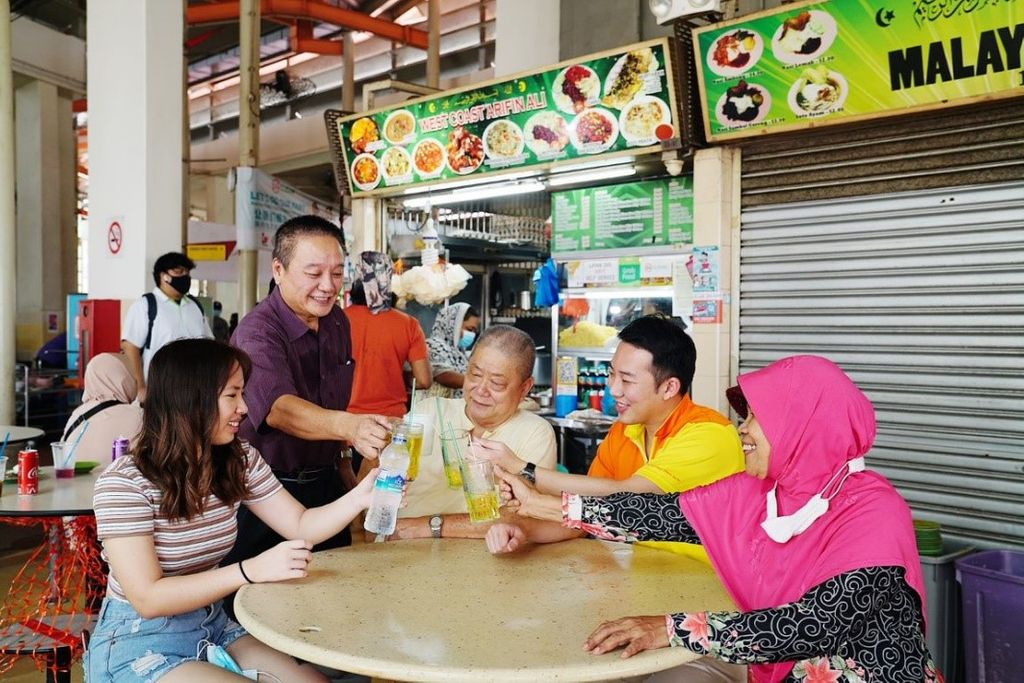 Hui Han with volunteers and service users of LHMSC