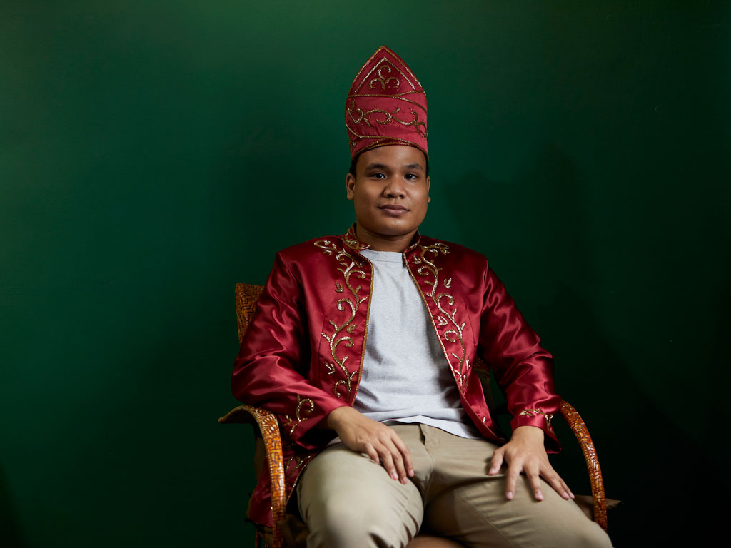 Syafiq wears the Babaju Kubaya Panjang, a traditional Banjarese costume usually worn by Banjar royalty.