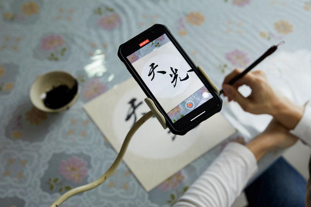 The set up that Chang Da typically uses to document his calligraphic work. The Chinese characters – tian guang – means ‘tomorrow’.