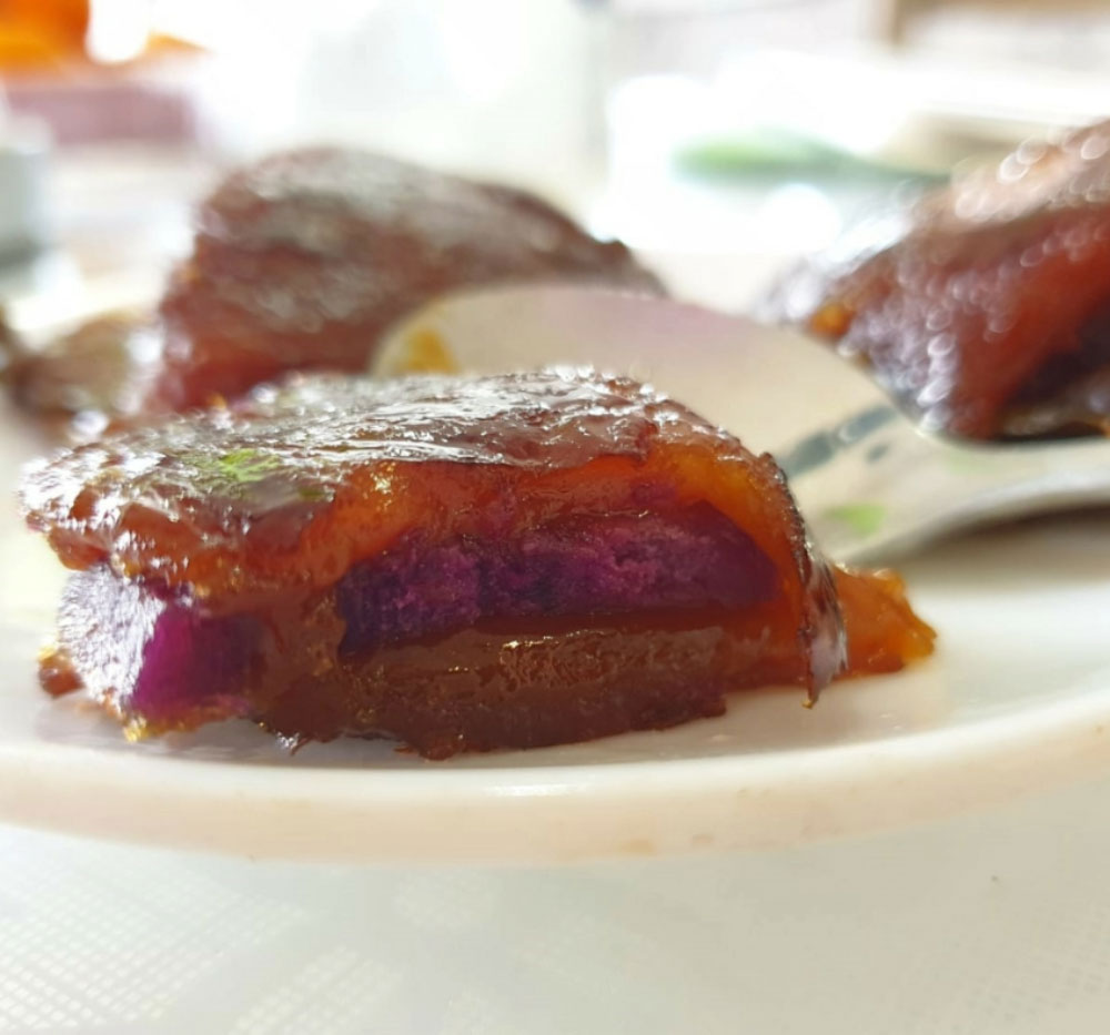 Glutinous rice cakes that Hakkas would typically eat to celebrate ‘Sky Mending Day’, as they believe that it would help ‘patch up a hole in the sky’ made by the warring gods. It is no longer observed in Singapore today. Photo credit: Sung Chang Da.