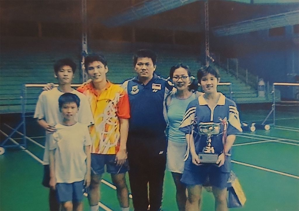 Derek and family posing alongside Mr. Wong Shoon Keat