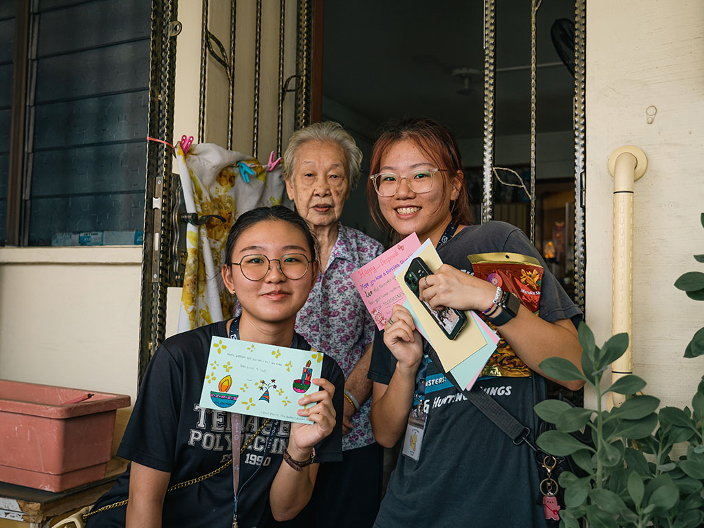 Alicia (right) and Verlyn (left) with a resident during a distribution.