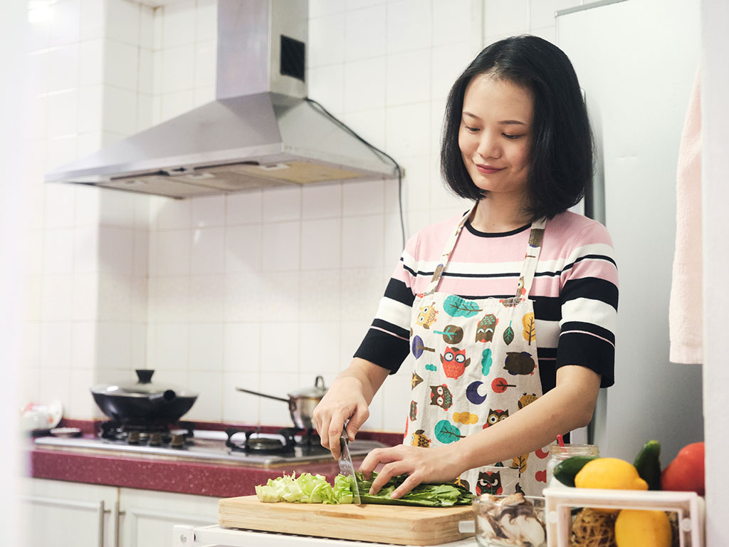 Joy Yuan chopping vegetables